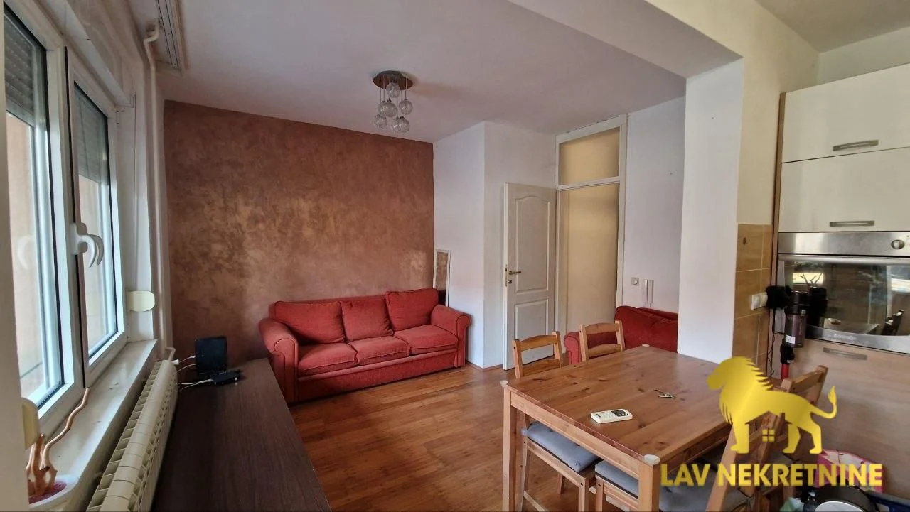 Odmah useljiv duplex na Grbavici, u Alekse Šatića. Kompletno opremljen. NIJE PET FRIENDLY.Lav 2020 nekretnine. Agencij
