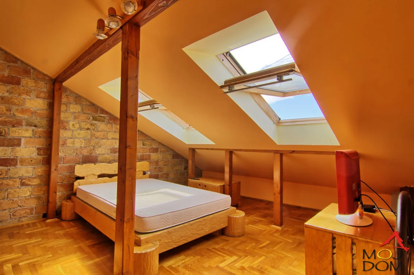 Prodajemo na Grbavici manji duplex od 56m2 na trecem spratu bez lifta .. Stan je u donjoj etaži 28m2 u prirodi je to jednosoban stan sa terasom a na spratu 28m2 koi nije uknjižen u katastru ali podne ima više kbadrata i ima još dve sobe i kupatil
