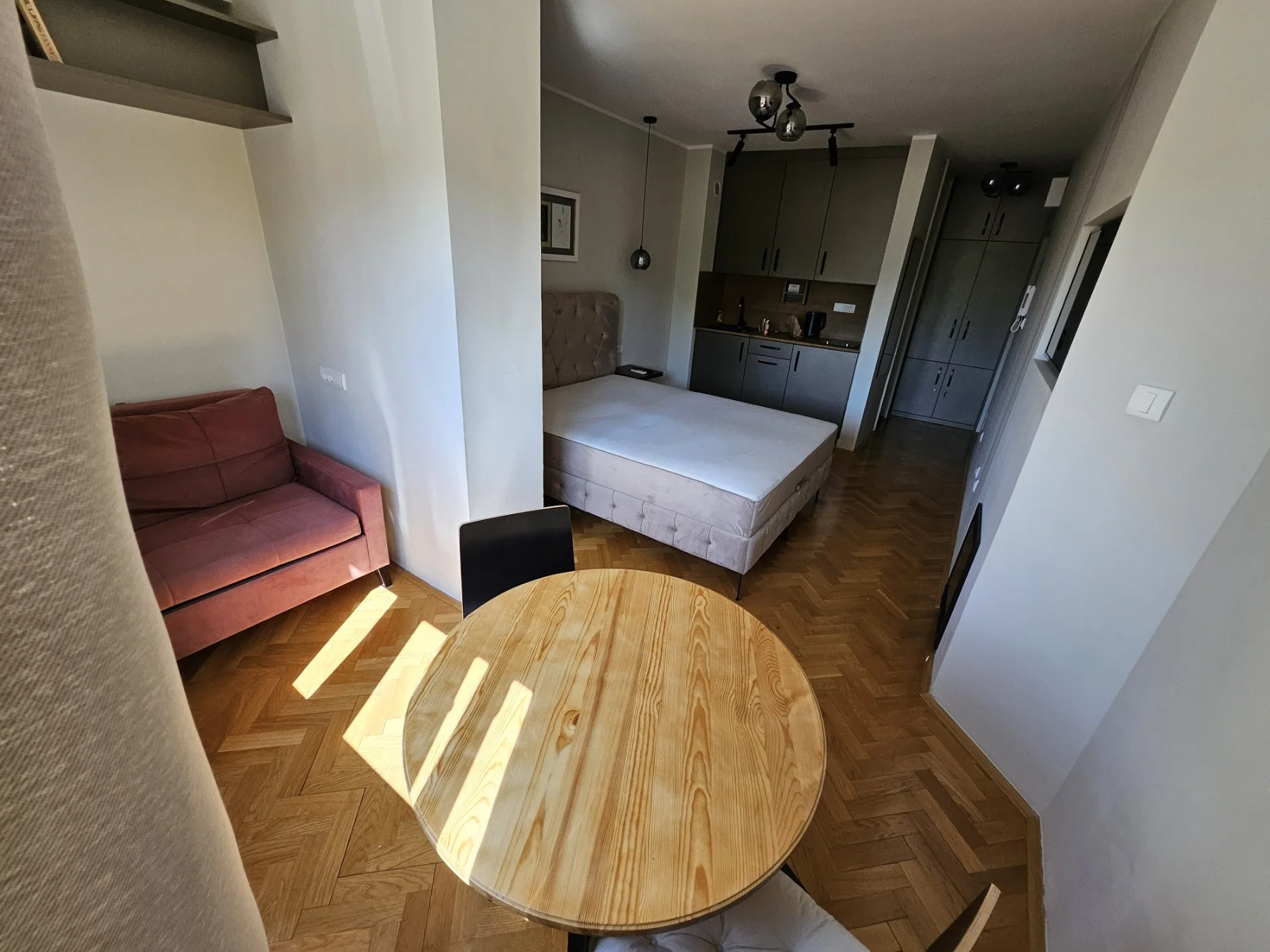 NOVI SAD. PODBARA. GARSONJERA. NAMEŠTEN STAN. DVORIŠNO ORIJENTISAN.    (Svet nekretnine, Novi Sad, Reg. br. 405)