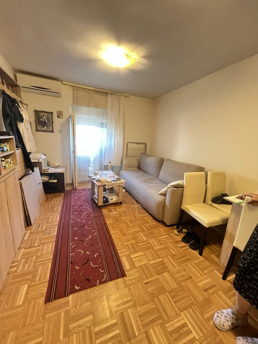 Novi Sad, Adice, jednosoban stan u prizemlju komplet opremljen se prodaje. Postoji prilaz za invalide , uknjižen kao st