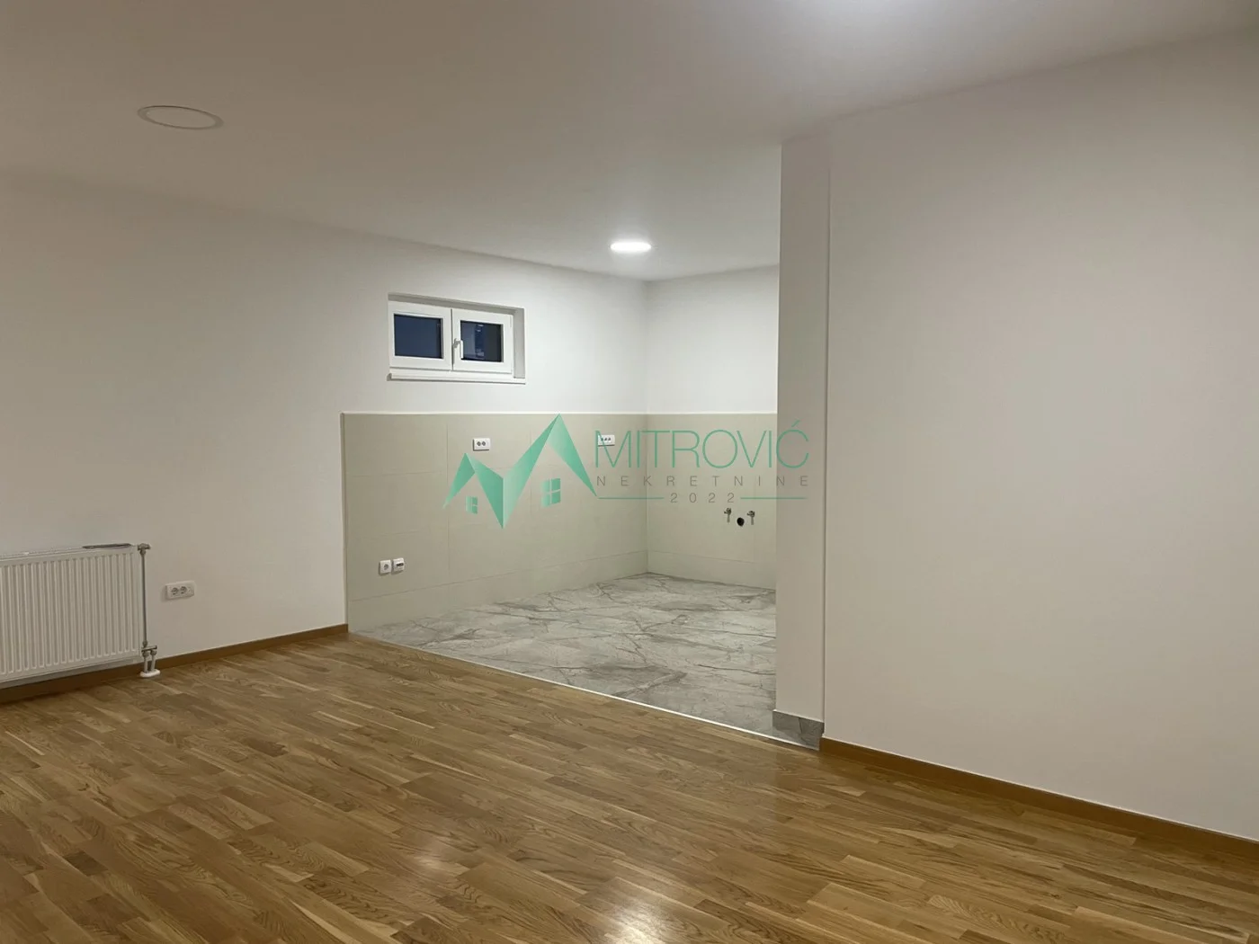 IZDAJE SE NOV, NEUSELJAVAN STAN NA SALAJCI – 77 m² + PARKING ( agencijska šifra. 9102378 ) 