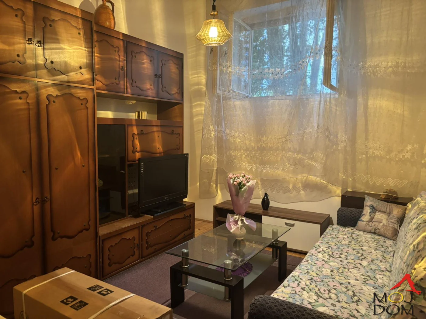 Dvorišni stan za izdavanje na Podbari 40m2 centralno grejanje, namešten.

Cena 280e plus računi i depozit