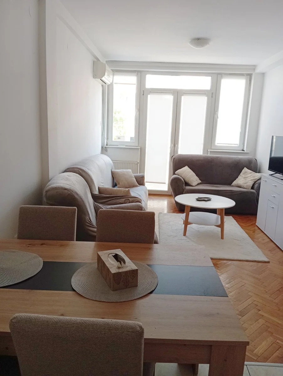 <p>Novi Sad,&nbsp;Hadži Ruvimova, 2 sob. 45m2. drugi sprat, terasa, lift, parking u dvoristu zgrade, internet, kablovsk