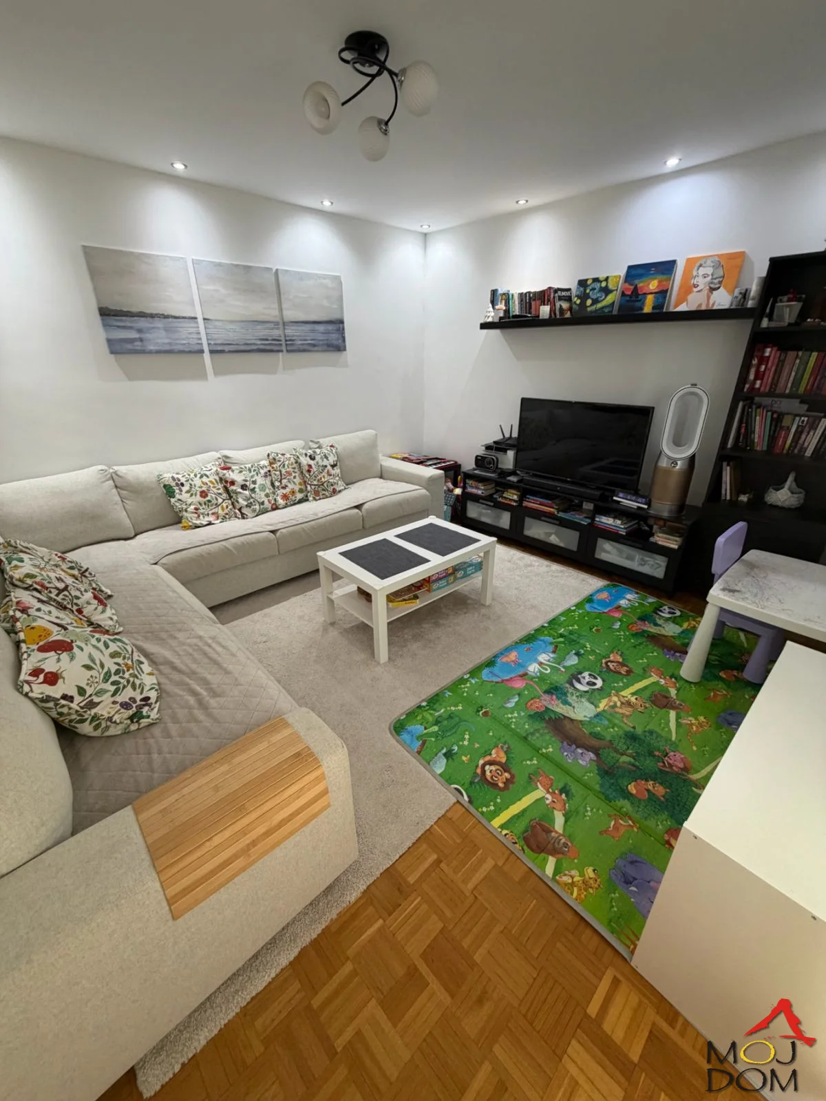 Na prodaju je renoviran i veoma funkcionalan stan površine 55 m², smešten na 3. spratu zgrade sa ukupno 5 spratova, na Limanu 3, u neposrednoj blizini Limanskog parka.

Stan je dvostrano orijentisan, zahvaljujući čemu je tokom većeg dela dana i