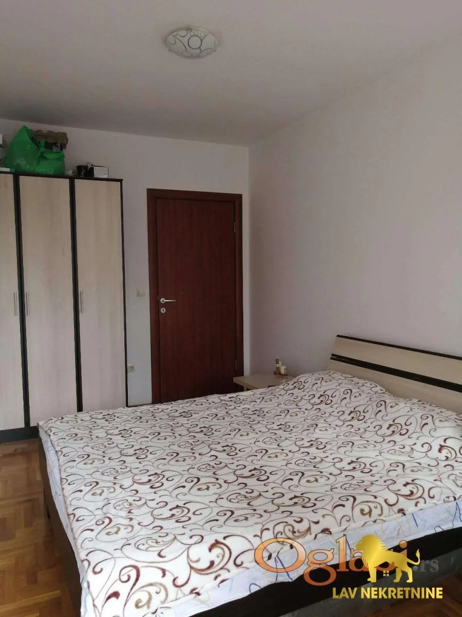 Izdajem jednoiposoban namešten stan u novoj zgradi od 45m2
kod Socijalnog u mirnoj ulici dvorisno orijentisan na drugo