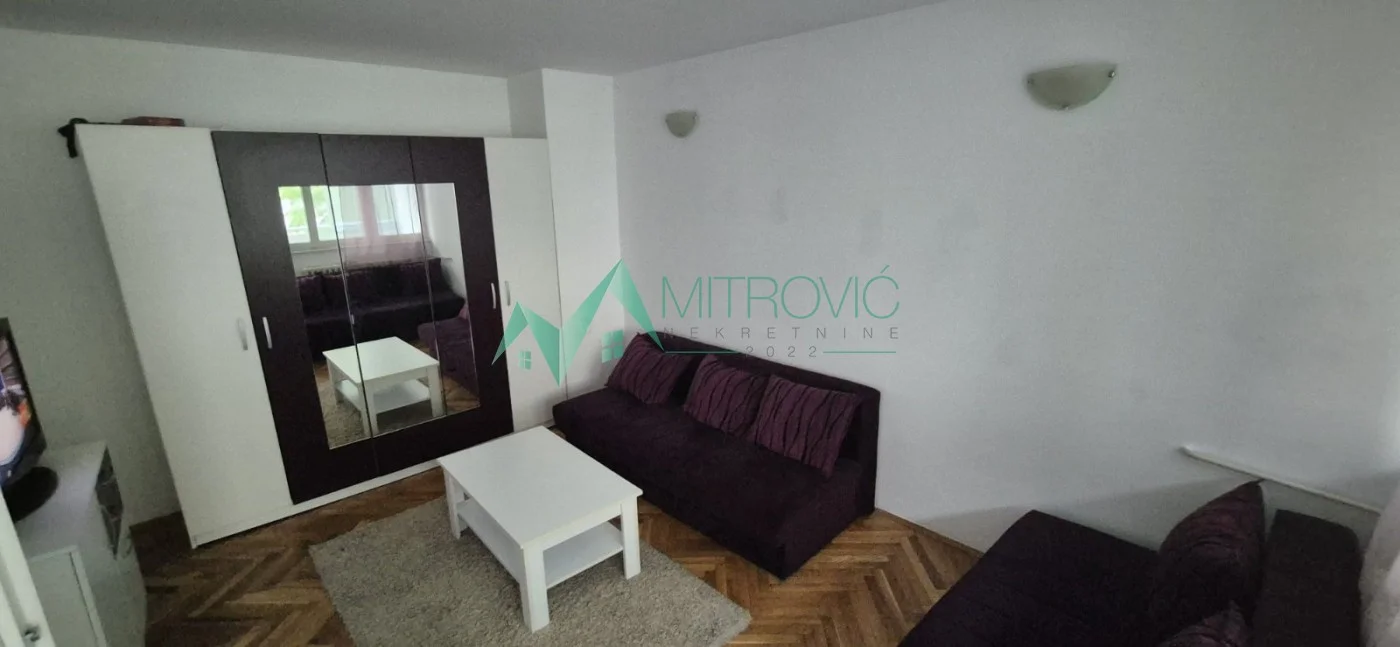 9102401 ODLIČNA LOKACIJA – KOMPLETNO NAMEŠTEN STAN BLIZU ŽELEZNIČKE STANICE 