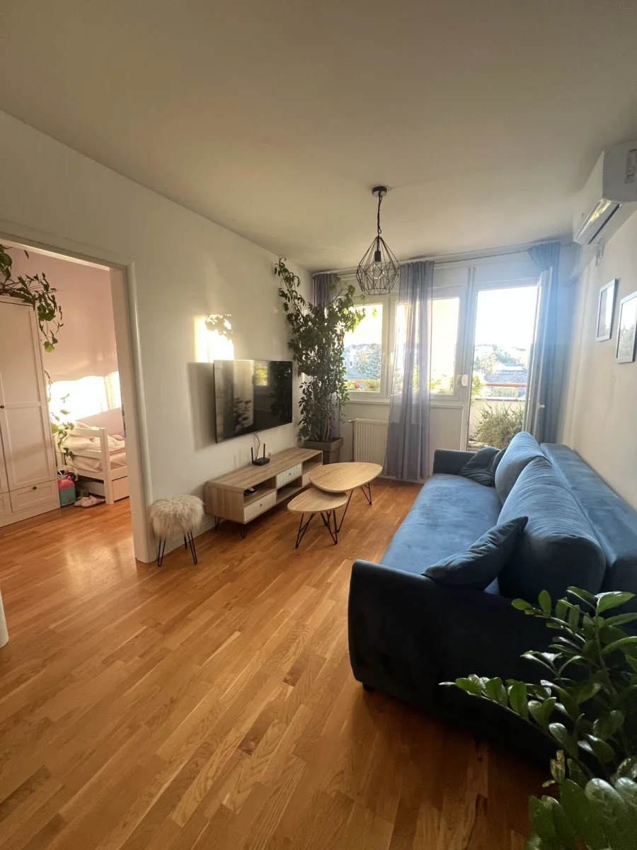 <p>Novi Sad,Petrovaradin,Sređen, svetao, lep, dvoiposoban soban, površine 59m2, na 2.spratu u novijoj zgradi sa liftom