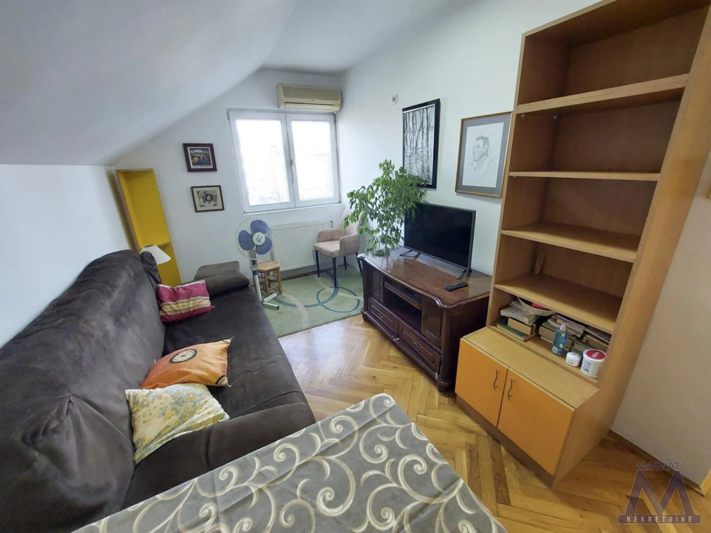 Novi Sad - Bulevar Evrope, prodaje se odmah useljiv jednoiposoban stan od 33m2, uknjižen. 
Sastoji se od hodnika, dnevne sobe sa kuhinjom, spavaće sobe, kupatila i terase.

Prodaje se kompletno namešten, nalazi se na odličnoj lokaciji.

Za više 