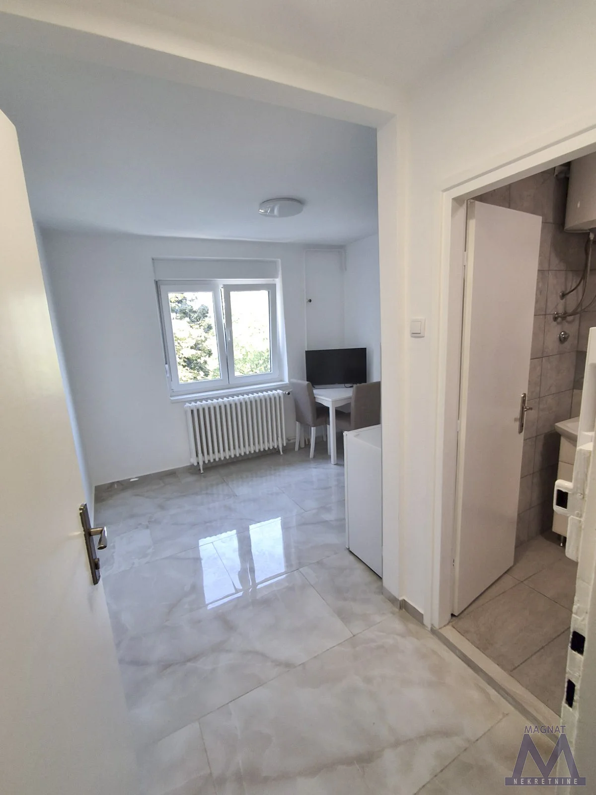 Novi Sad - Satelit, prodaje se garsonjera od 14m2, odmah useljiva, uknjižena. 
Garsonjera je u dobrom stanju, bez ulaganja, namešten.

Za više informacija pozovite 060-6211-685 Peđa