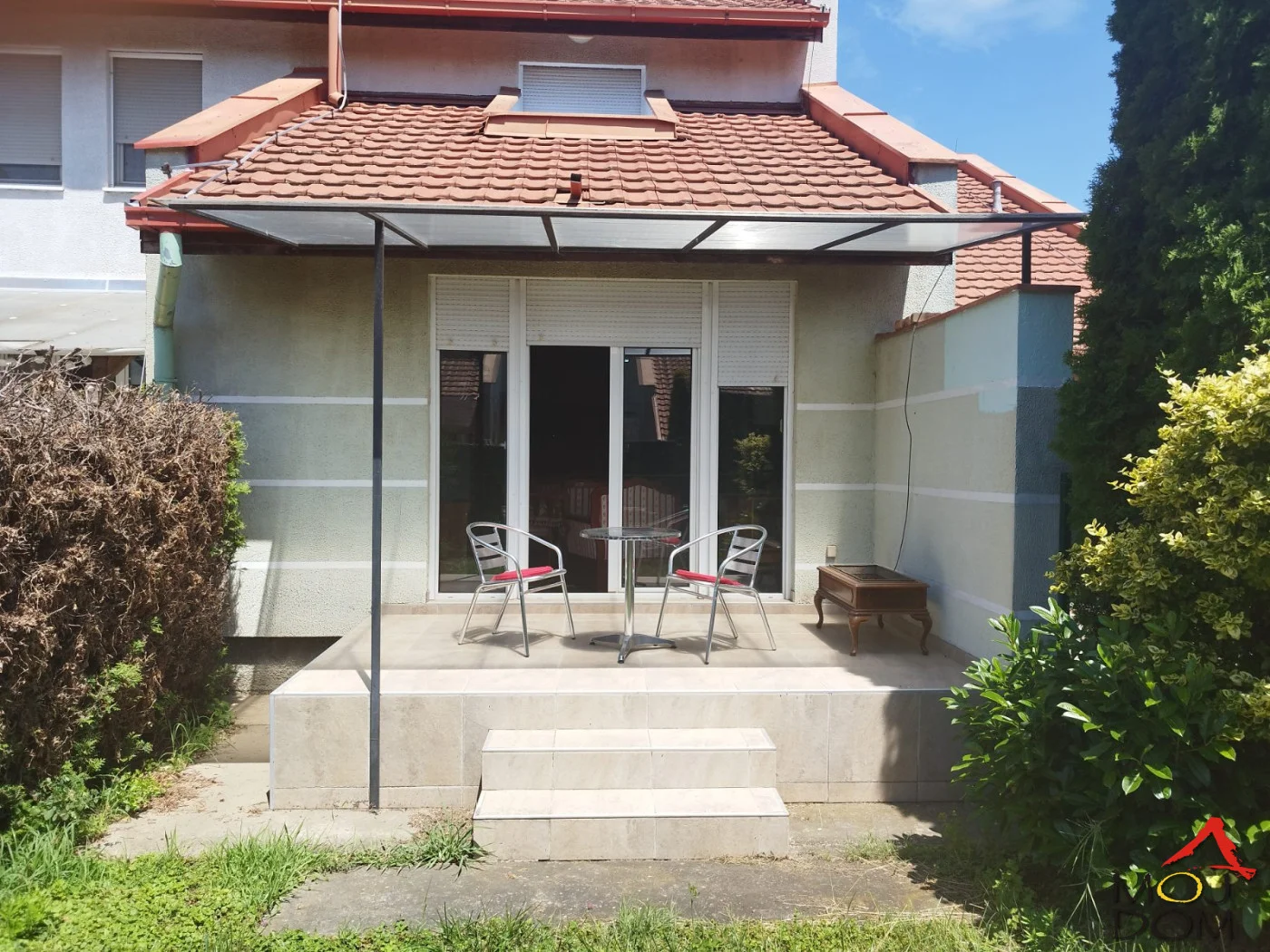 Izdaje se funkcionalna porodična kuća u Kaću, površine 80 m², smeštena u mirnoj ulici, idealnoj za porodičan život. 
Kuća raspolaže sa četiri sobe, funkcionalnim rasporedom i prijatnim dvorištem sa terasom, koje pruža dodatni prostor za 