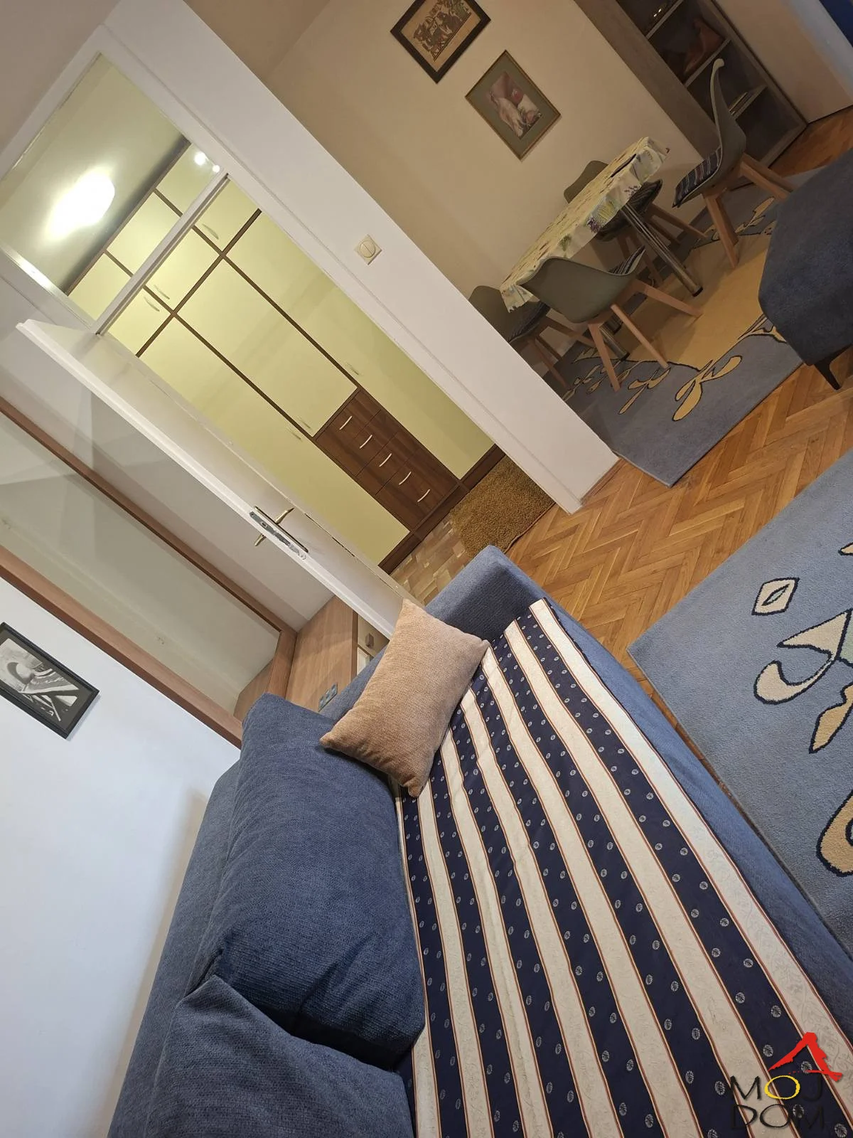 Izdaje se prostran i funkcionalan dvoiposoban stan površine 64 m², na atraktivnoj lokaciji kod Keja u Novom Sadu.

Stan se sastoji od dnevnog boravka, kuhinje, dve sobe, kupatila, hodnika i terase. Kuhinja i kupatilo su opremljeni, a zgrada poseduj