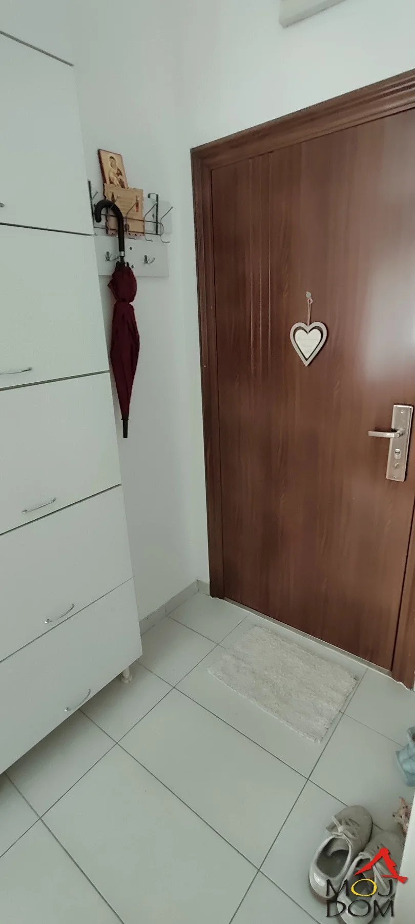 Izdaje se funkcionalan 1,5-soban stan na Telepu, površine 30 m², sa terasom, na prvom spratu.

Stan je slobodan od 01.10.2026. godine.

Odlična lokacija koja pruža udobnost i sve što je potrebno za svakodnevni život. U neposrednoj blizini nalaz