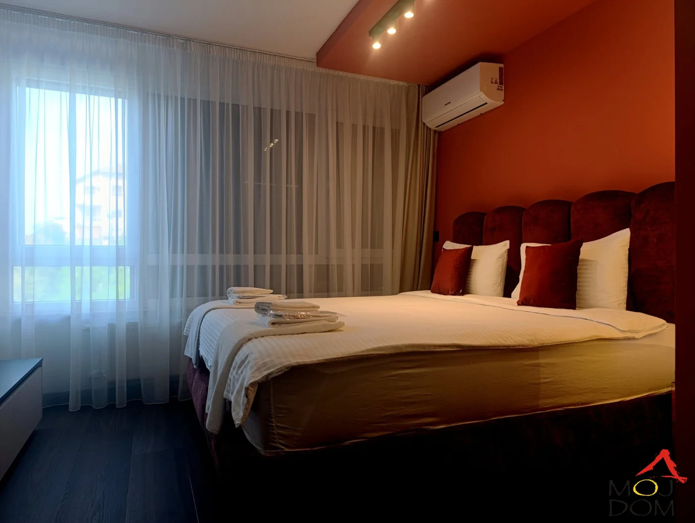 

Prodajemo nove stanove u izgradnji visokog kvaliteta, sa akcentom na vrhunsku lokaciju, estetsku vrednost i premium uslugu. 

U zgradi koncipiranoj kao apart-hotel, sa recepcijom i restoranom u prizemlju, celodnevnim nadzorom, spa centrom i 