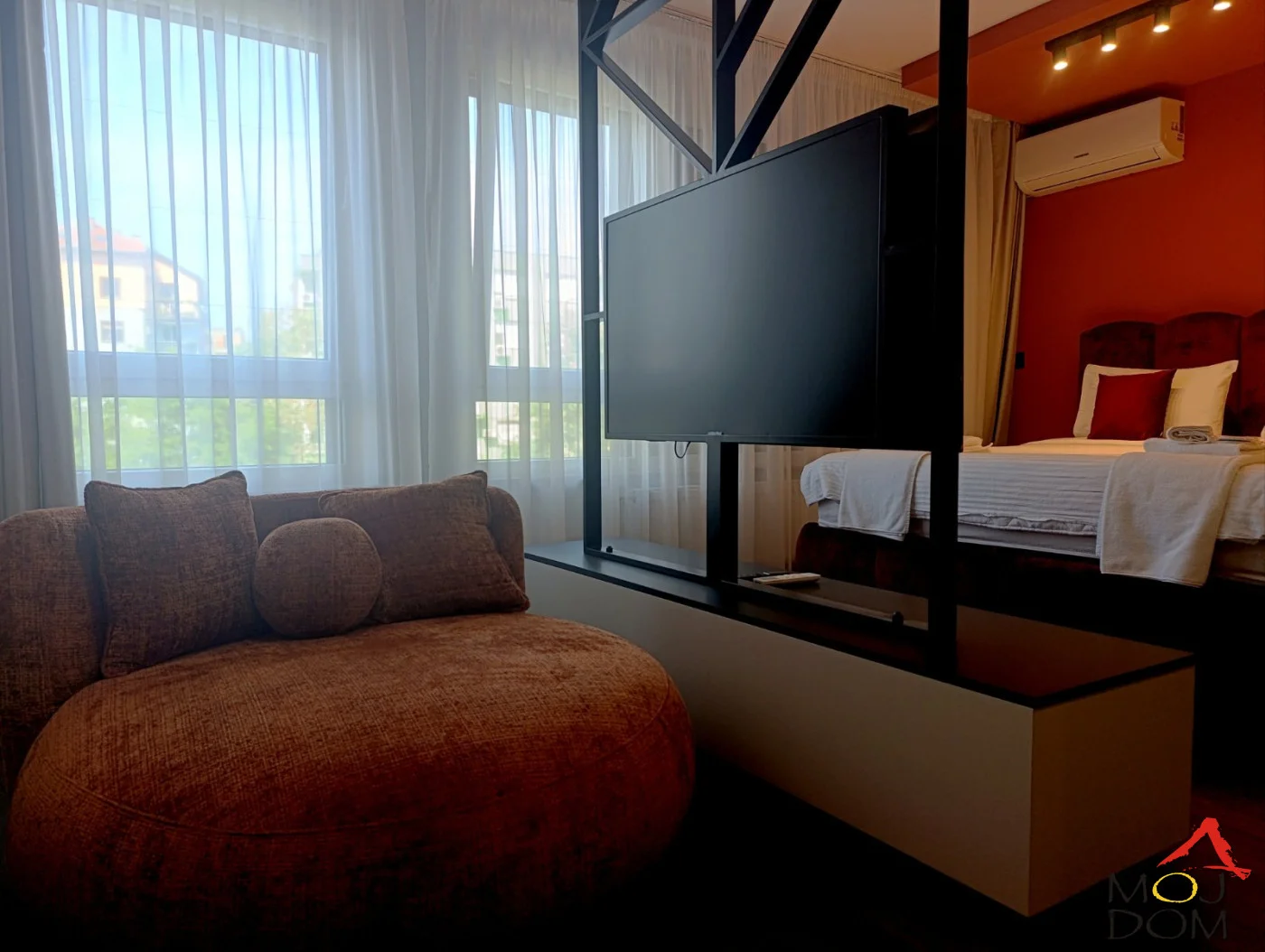 

Prodajemo nove stanove u izgradnji visokog kvaliteta, sa akcentom na vrhunsku lokaciju, estetsku vrednost i premium uslugu. 

U zgradi koncipiranoj kao apart-hotel, sa recepcijom i restoranom u prizemlju, celodnevnim nadzorom, spa centrom i 