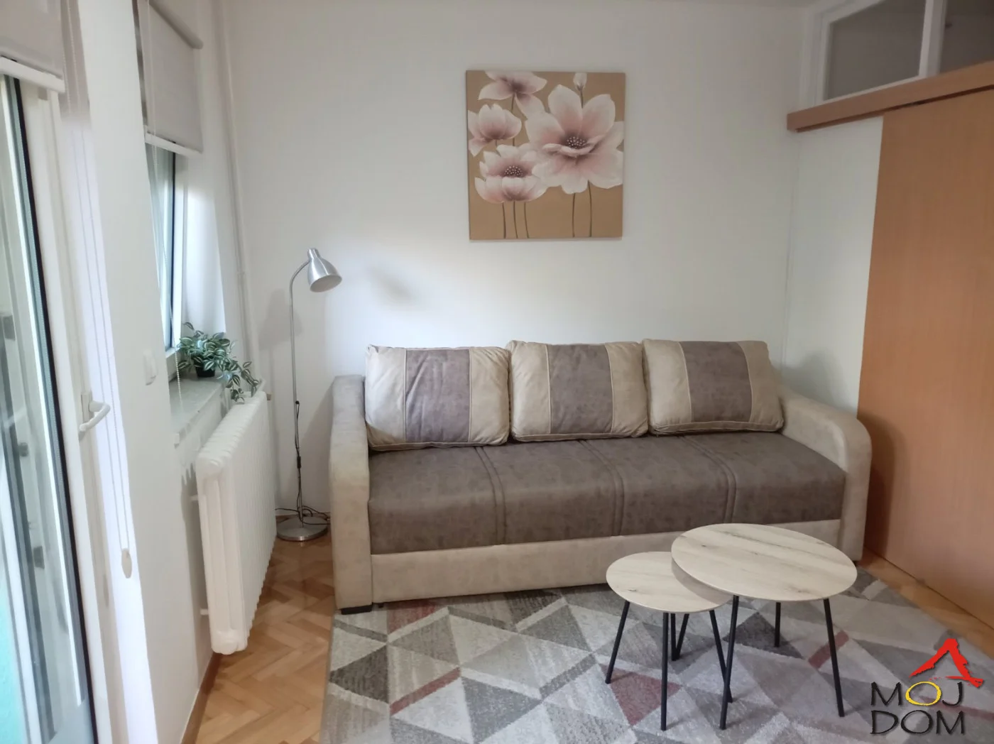 Izdaje se funkcionalan, svetao i kompletno namešten jednoiposoban stan površine 43 m² na Novom Naselju. Stan se nalazi na idealnom drugom spratu u zgradi koja je pozicionirana u mirnom i humanom delu kvarta, potpuno okruženom zelenilom i parkovim