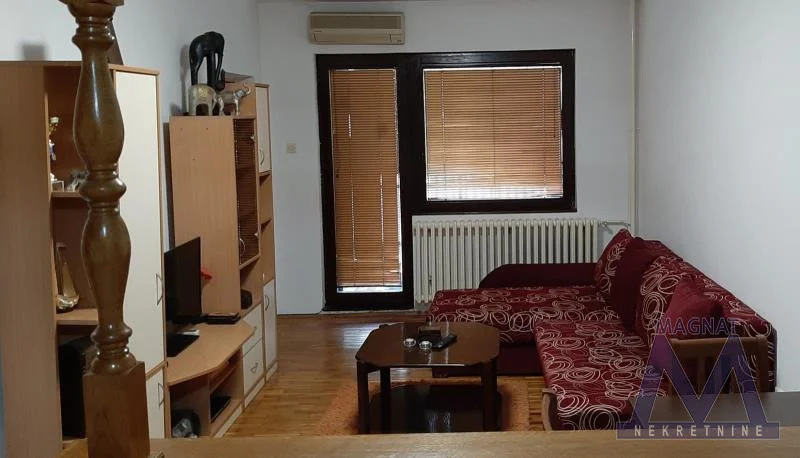 Novi Sad, Podbara, na mirnoj lokaciji u stambenoj zgradi na drugom spratu izdaje se namešten dvosoban stan od 52m2.
Dnevni boravak je povezan sa radnim delom kuhinje. Ima izlaz na terasu koja ima komarnike i roletne. Velika spavaća soba,  kupatilo 