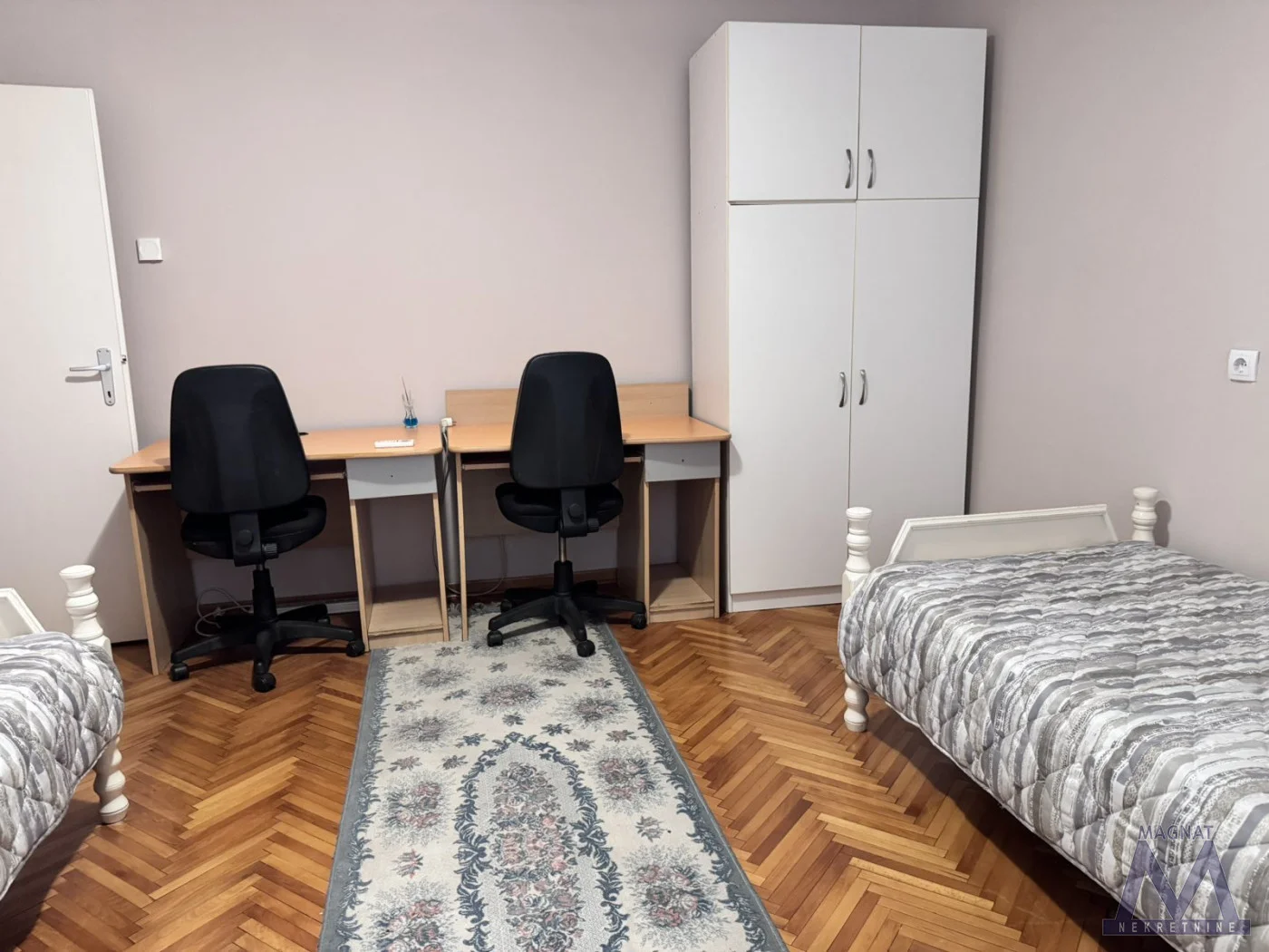 Novi Sad - kod spensa i promenade izdaje se jednosoban stan, kompletno namešten i opremljen.

Nalazi se na odličnoj lokaciji.

Za više informacija pozovite 060-6211-685 Peđa