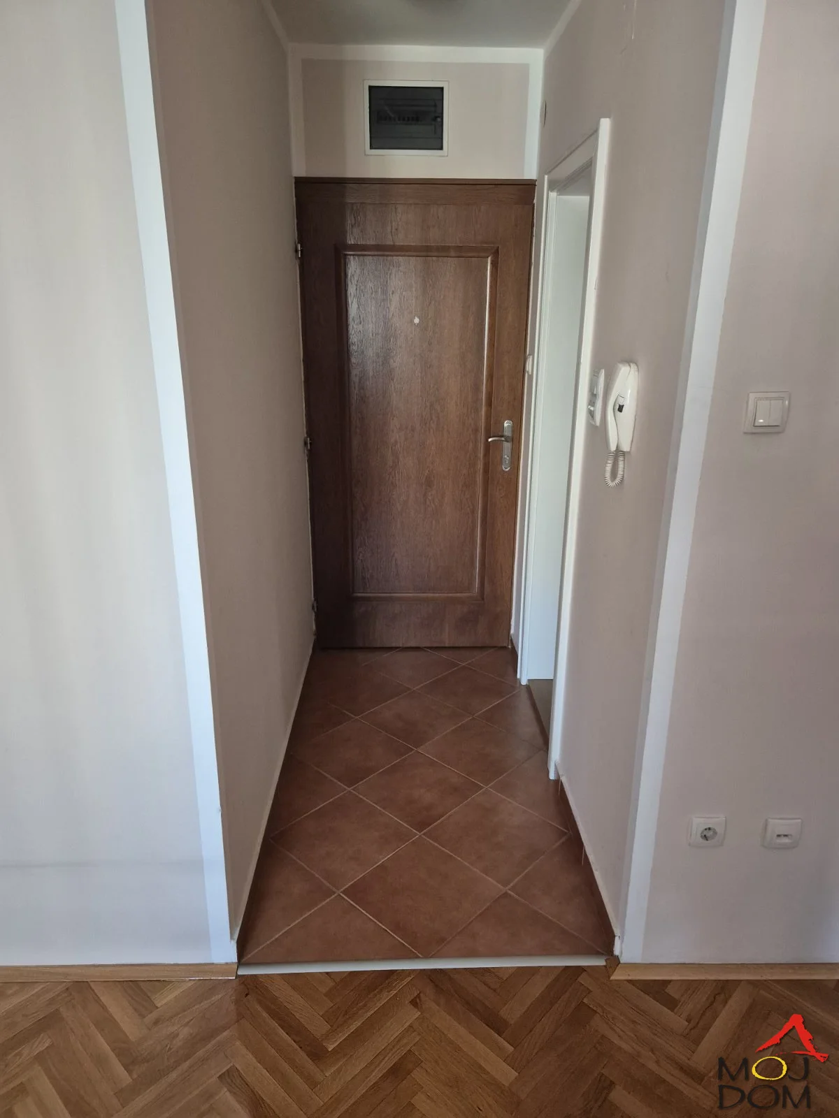 Kpod Socijalnog izdajemo garsonjeru 24m2 na trećem spratu u zgradi sa liftom. Stan se izdaje nameštajem nije pet frendli Šifra 9107131 kontakt telefon 0603088993 Vanja Reg. br. u registru posrednika 174