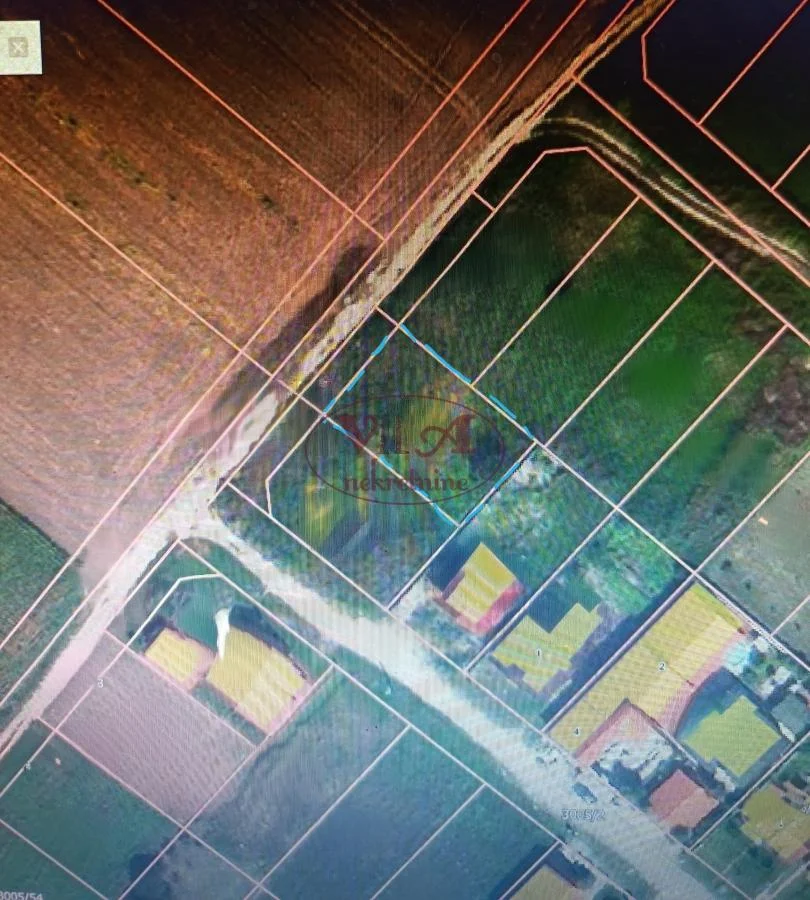 Novi sad, Veternik, Odličan plac za gradnju tri stambene jedinice