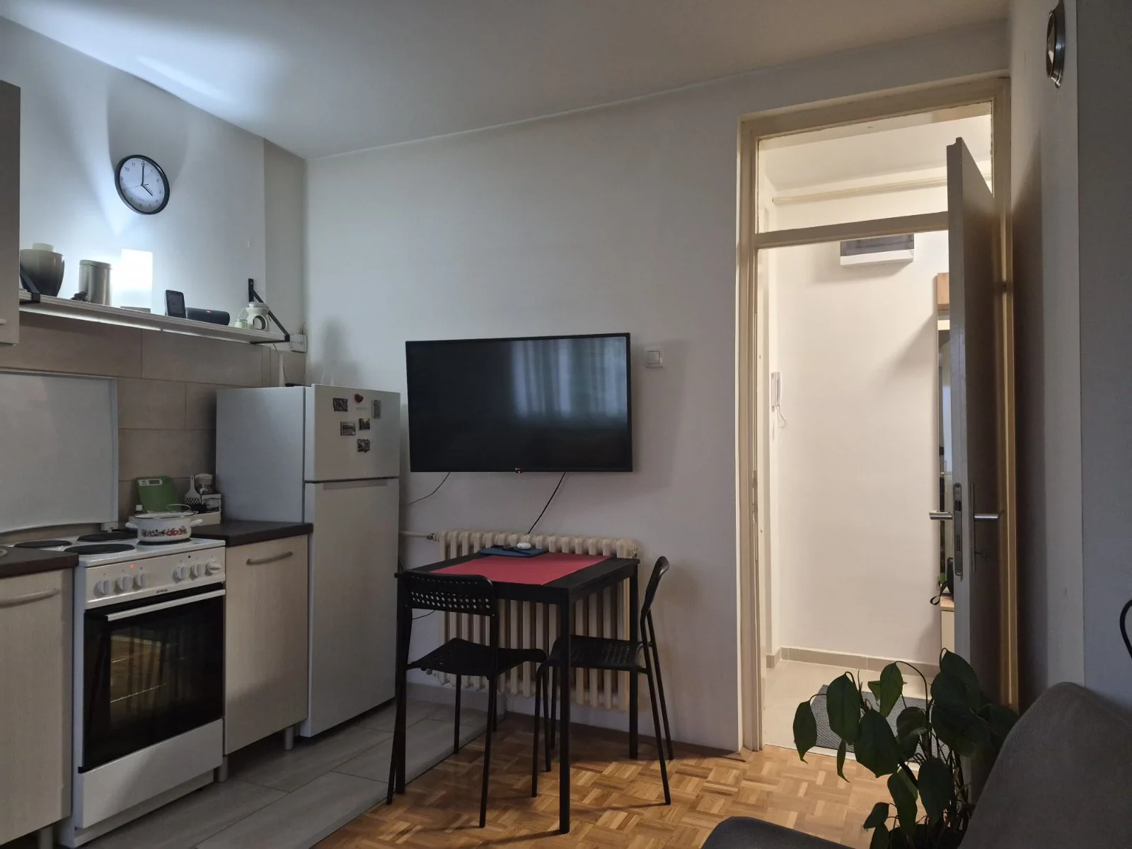 NOVI SAD. SATELIT. JEDNOSOBAN STAN.DVORIŠNO ORIJENTISAN. RENOVIRAN STAN.(Svet nekretnine, Novi Sad, Reg. br. 405)