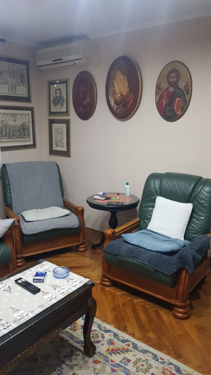 NOVI SAD. DETELINARA. DVOSOBAN STAN.Miran kraj sa svim pratećim sadržajima na pet do deset minuta (pijaca, prodavnice,