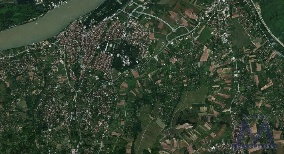 Sremska Kamenica - Alibegovac, prodaje se plac od 4451m2, uknjižen.
Sastoji se od 3 parcele, tvrd put do placa, dostupna sva infastruktura.

Za više informacija pozovite 060-6211-685 Peđa
