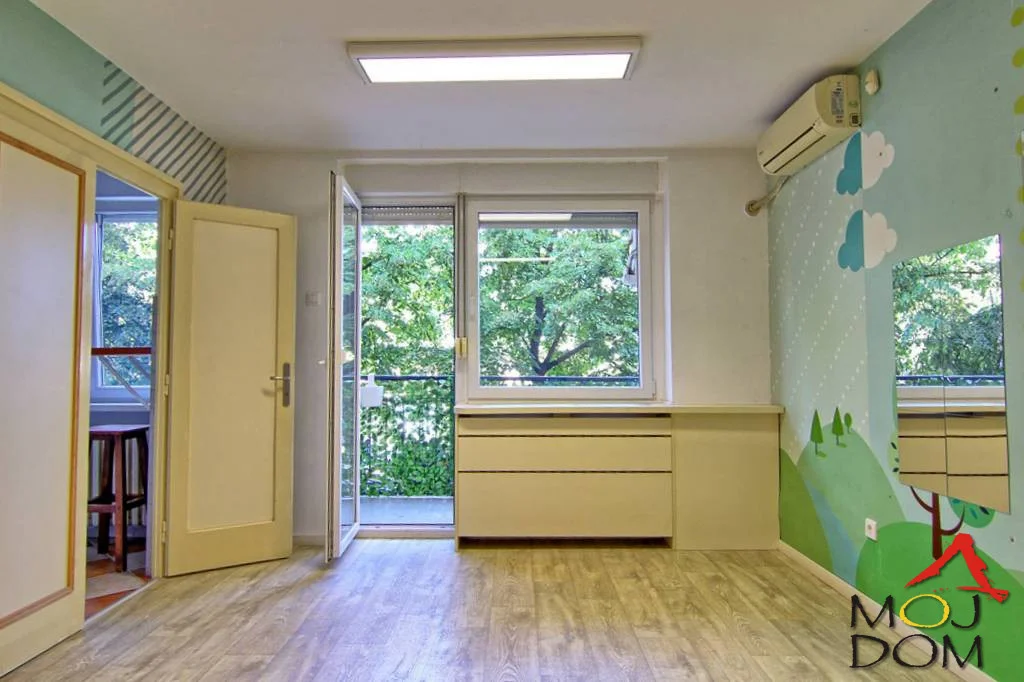 Na prodaju je manji, funkcionalan dvosoban stan površine 44 m² sa velikom terasom, ukupne površine sa terasom oko 48 m², na odličnoj lokaciji u neposrednoj blizini Bulevara oslobođenja i Železničke stanice.

Stan se nalazi na visokom parteru 