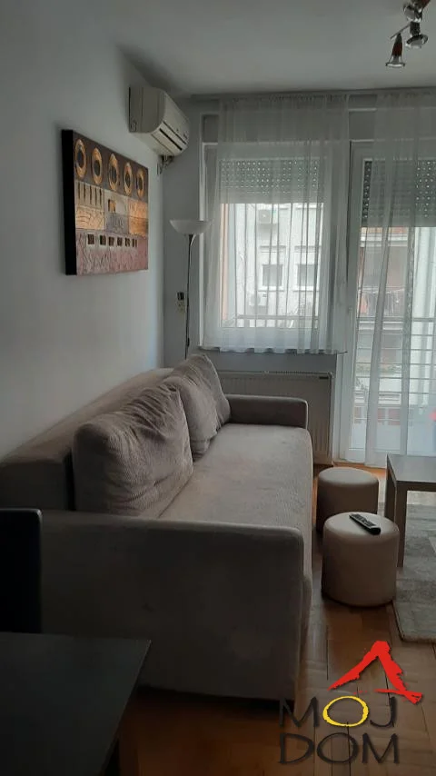 Izdaje se stan na Adamovićevom. 
Kontakt 062548930
Sifra 9105011
Moj Dom nekretnine, Novi Sad, Reg.br. 174