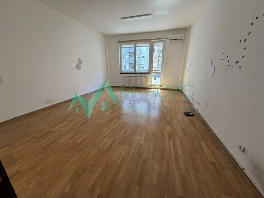 Novi Sad, Bulevar oslobođenja - Poslovni prostor na odličnoj lokaciji + garažno parking mesto (šifra: 9102429) 