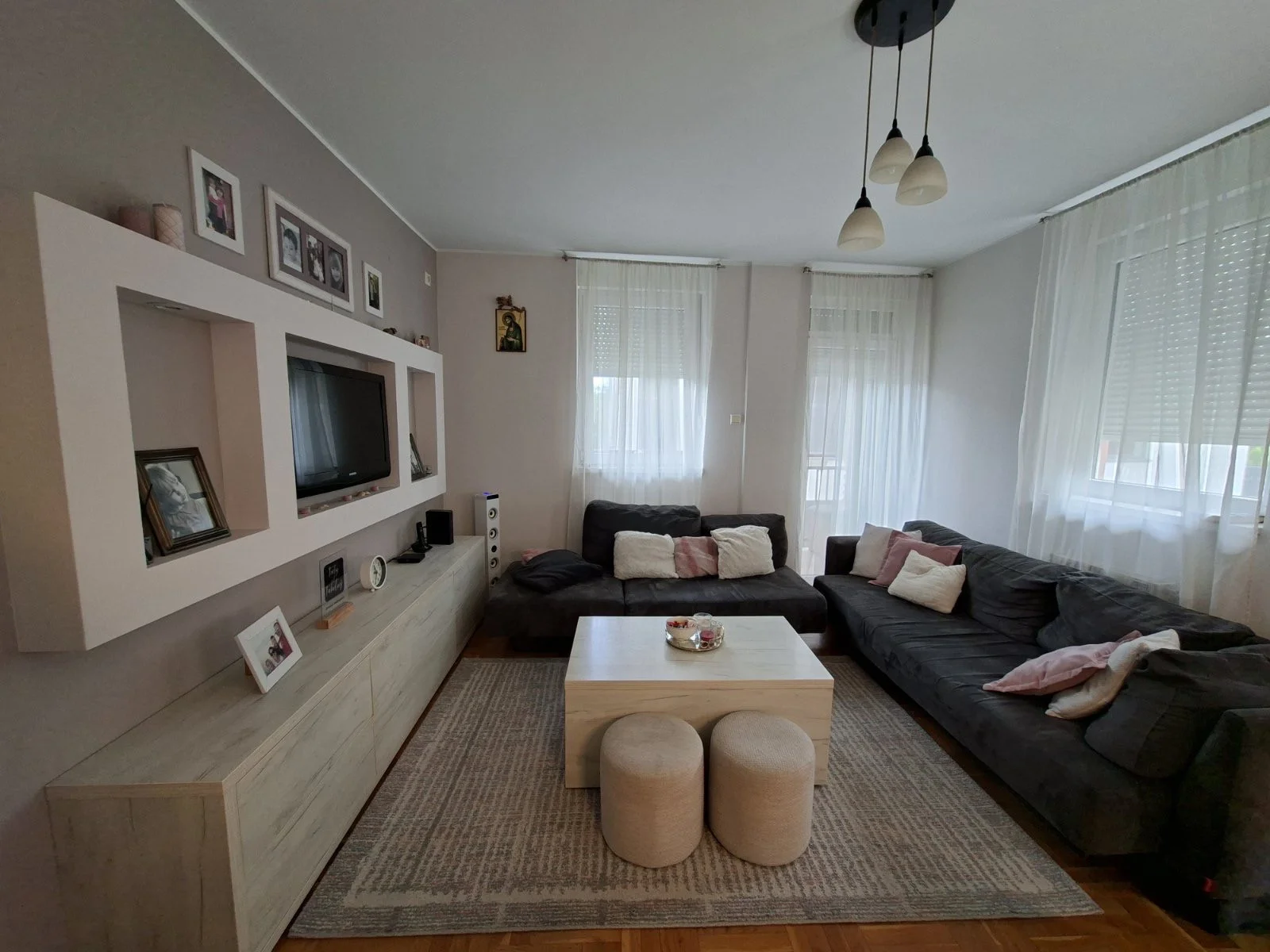 NOVI SAD. BULEVAR PATRIJARHA PAVLA. DVOIPOSOBAN STAN.KOMPLETNO NAMEŠTEN STAN.(Svet nekretnine, Novi Sad, Reg. br. 405)