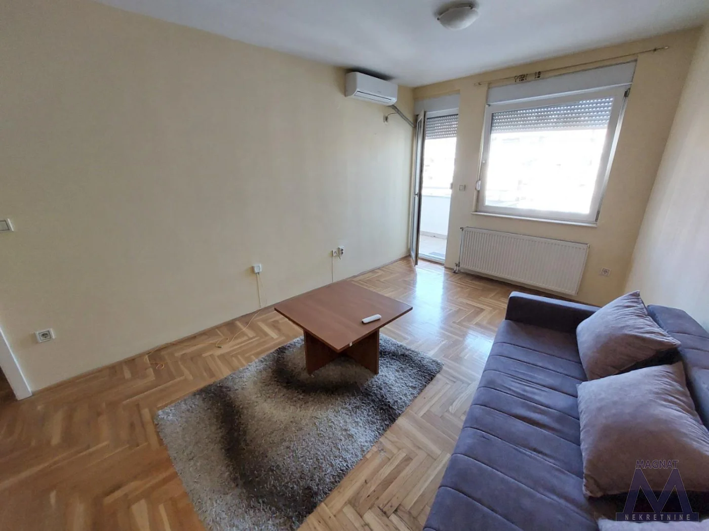 Novi Sad - Grbavica - blizu limanske pijace, izdaje se jednoiposoban stan od 46m2, odmah useljiv.
Sastoji se od hodnika, dnevne sobe, kuhinje sa prozorom, spavaće sobe, kupatila i terase.

Nalazi se na odličnoj lokaciji, novija uredna zgrada.

Za v