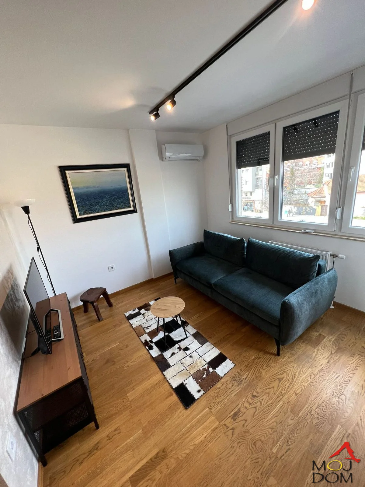 ompletno nameštena garsonjera 27 m² – novogradnja, 2. sprat

Prodaje se kompletno nameštena garsonjera od 27 m², smeštena na idealnom 2. spratu kvalitetne novogradnje. Stan odlikuje izuzetno funkcionalan raspored i maksimalno iskorišćen pros