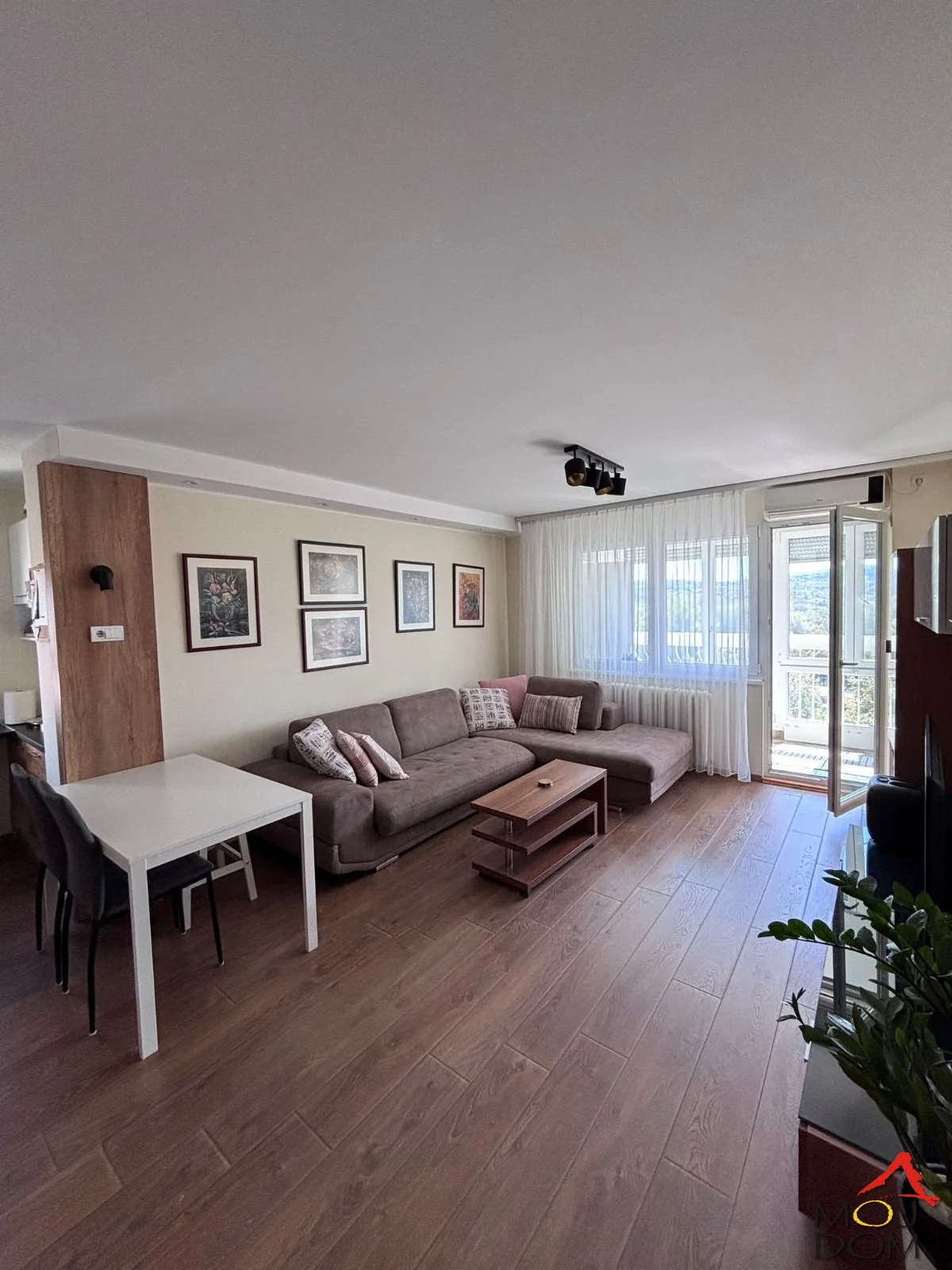 Luksuzno renoviran dvoiposoban stan – Liman 4, 60 m², 10. sprat

Prodaje se kompletno renoviran i moderno opremljen dvoiposoban stan od 60 m² na atraktivnoj lokaciji na Limanu 4. Stan se nalazi na 10. spratu zgrade sa dva nova lifta i odlikuje se
