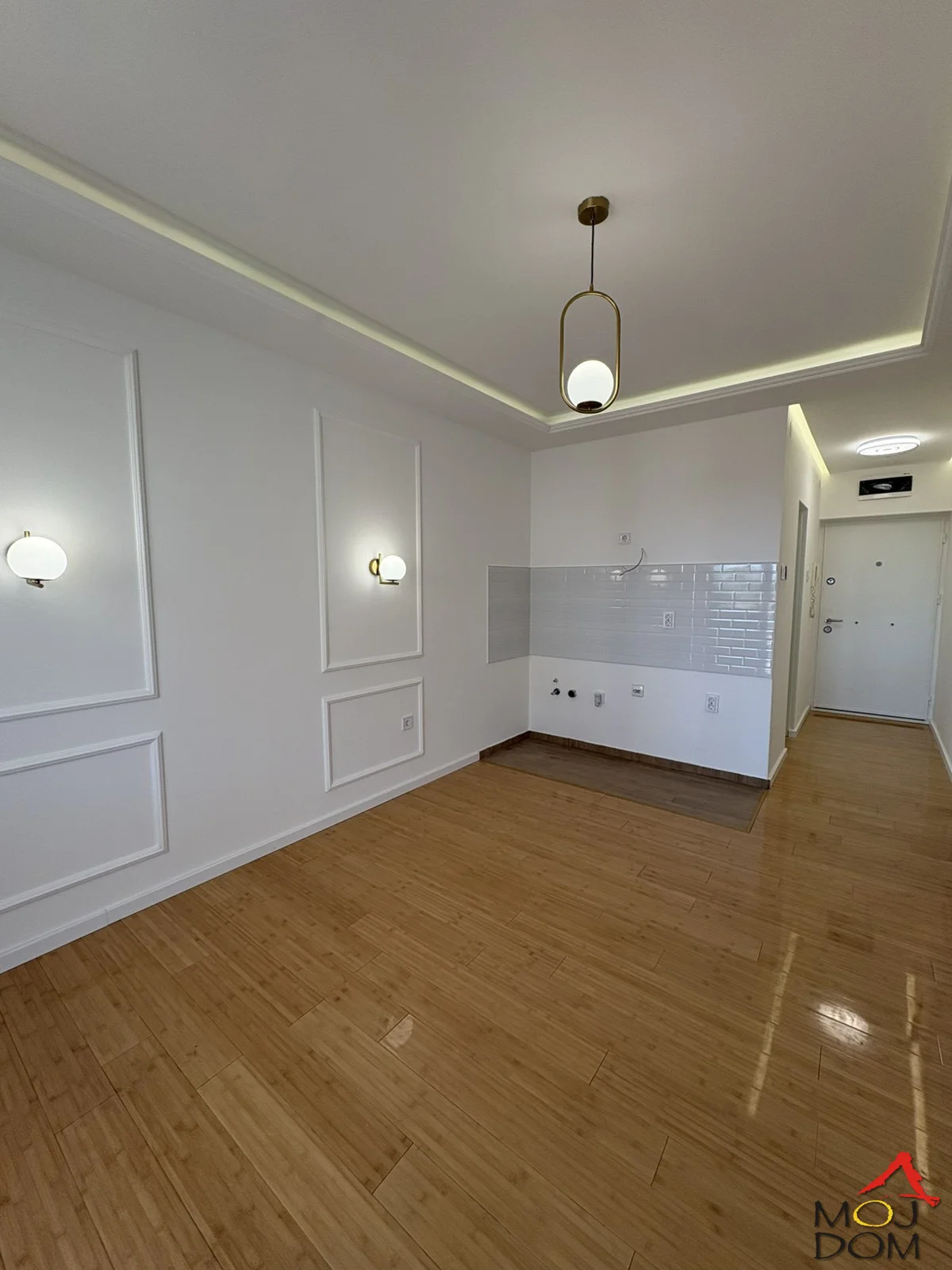 Na prodaju je prelepa, kompletno renovirana garsonjera površine 26 m², smeštena u kvalitetnoj i održavanoj zgradi sa liftom, na odličnoj lokaciji u samom centru grada. Stan je u potpunosti renoviran i sve u njemu je novo, moderno i lepo opremlje
