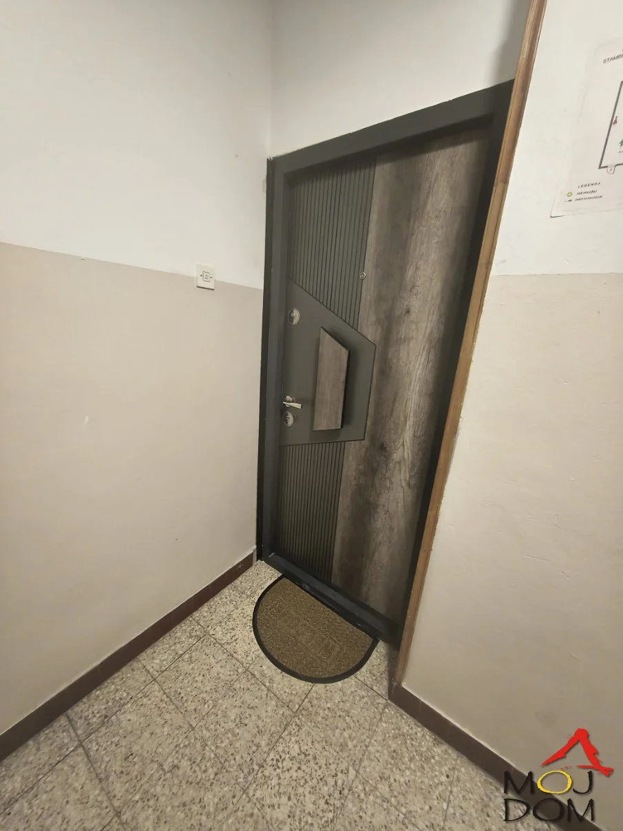 KOMPLETNO RENOVIRAN DVOSOBAN STAN NA DETELINARI – 58 m², OSTAVA, TERASA

Na prodaju je kompletno renoviran i potpuno spreman za useljenje dvosoban stan površine 58 m², smešten na 1. spratu zgrade na Detelinari.

Stan se odlikuje odličnim raspo