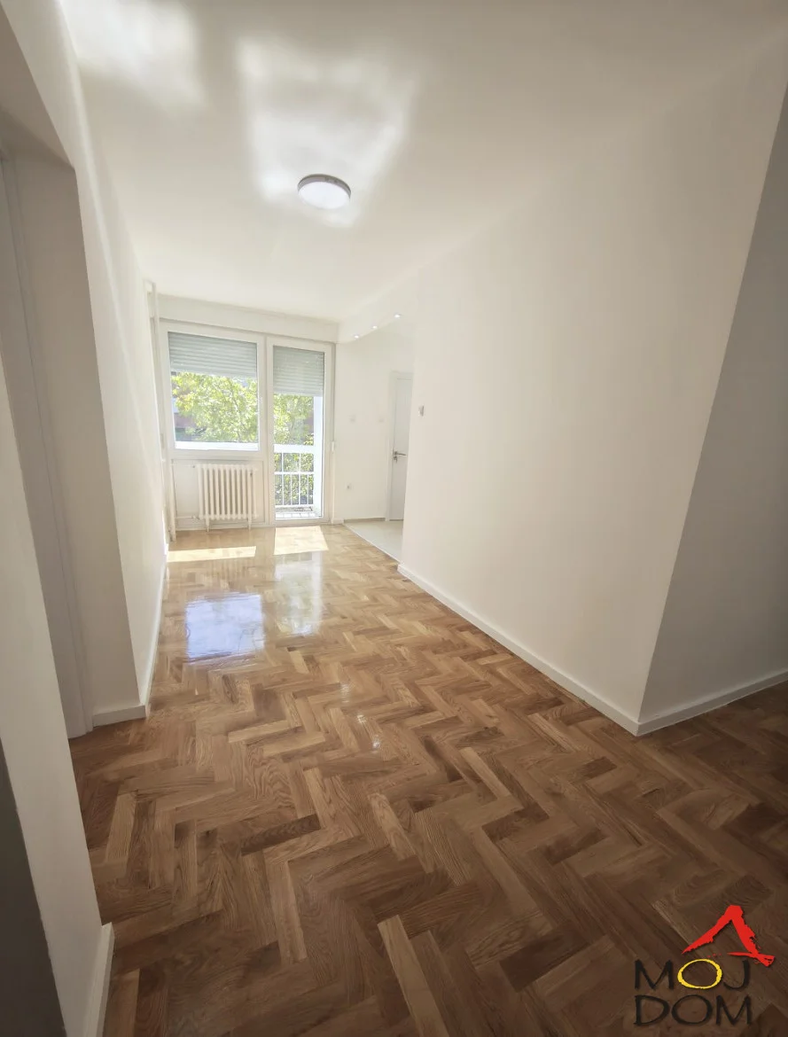 KOMPLETNO RENOVIRAN DVOSOBAN STAN NA DETELINARI – 58 m², OSTAVA, TERASA

Na prodaju je kompletno renoviran i potpuno spreman za useljenje dvosoban stan površine 58 m², smešten na 1. spratu zgrade na Detelinari.

Stan se odlikuje odličnim raspo