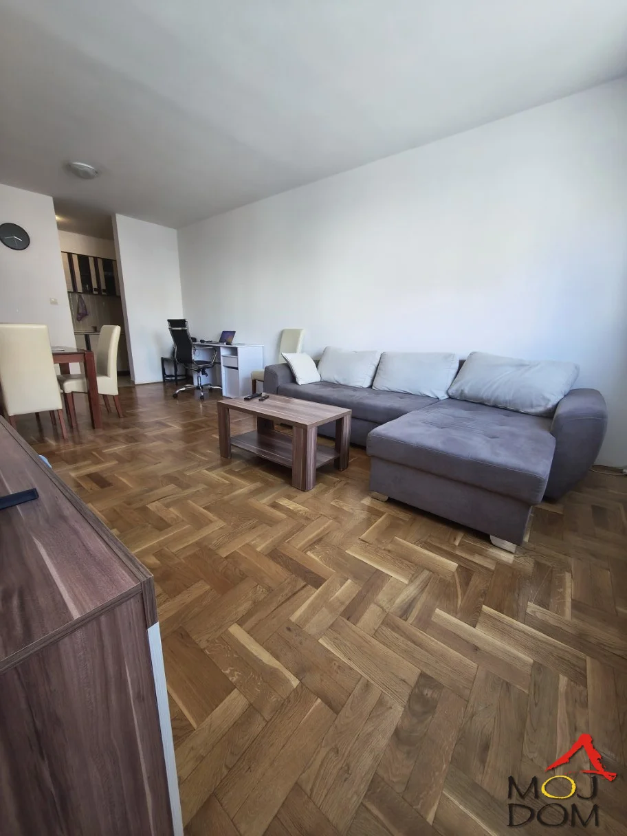 Na prodaju je prelep i funkcionalan dvosoban stan površine 48 m², smešten na 2. spratu zgrade sa liftom, na atraktivnoj lokaciji na Novoj Detelinari.

Stan odlikuje prostran dnevni boravak, odvojena kuhinja, udobna spavaća soba, prostrano kupatil