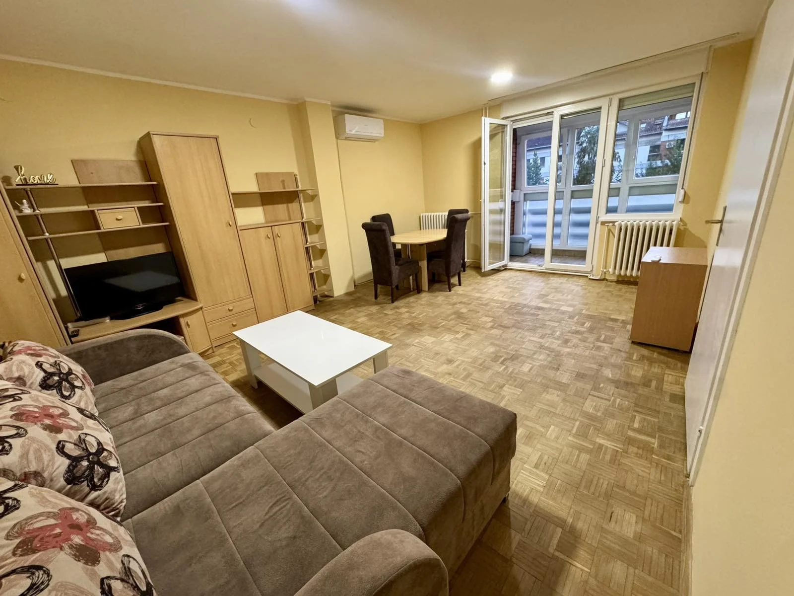 Novi Sad-Novo naselje
Klasičan dvosoban stan od 56 kvadrata koji se sastoji od spavaće sobe, dnevne, kuhinje kup