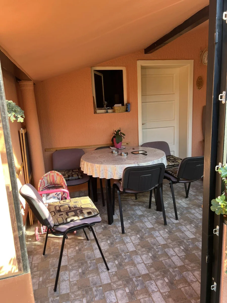 Novi Sad , Telep , zdrava kuća sa život bez većih ulaganja , podeljena u tri stana, plac od 360m2, uknjiženo 1/1. Po