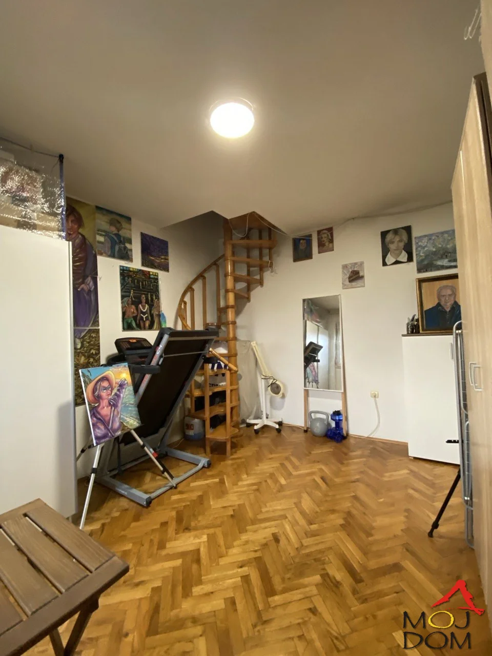 

Na prodaju je funkcionalan dupleks na odličnoj lokaciji u centru Novog Naselja, površine 49 m² korisne površine, odnosno 64 m² podne površine. Stan se nalazi na petom spratu zgrade starije gradnje bez lifta.

Dupleks je veoma funkciona