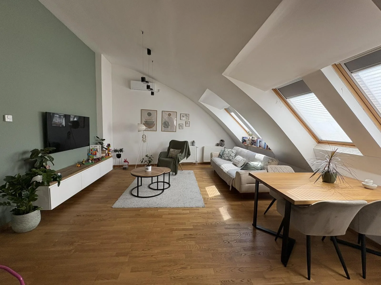 NOVI SAD. PETROVARADIN. TROIPOSOBAN STAN. DVOSTRANO ORIJENTISAN.Stan ima 86 m² grejne površine i dodatnu terasu od 14