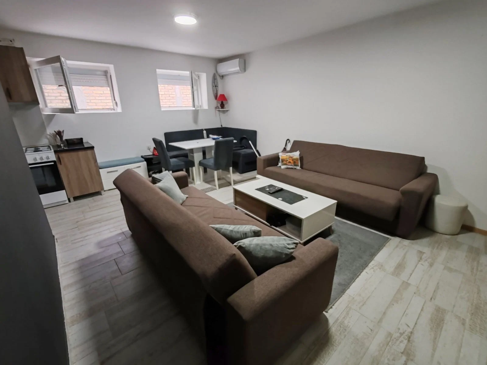 Novi Sad - Veternik Noviji i potpuno opremljen stan bez ulaganja u polusuterenu (samo 3 stepenika spušten). Idealan 