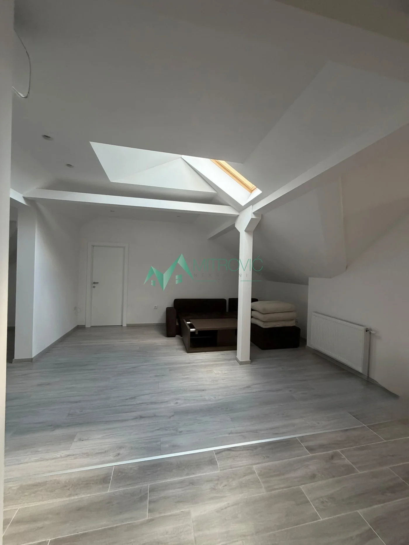 VETERNIK – PROSTRAN DVOSOBAN STAN 90 m² | 500 € 