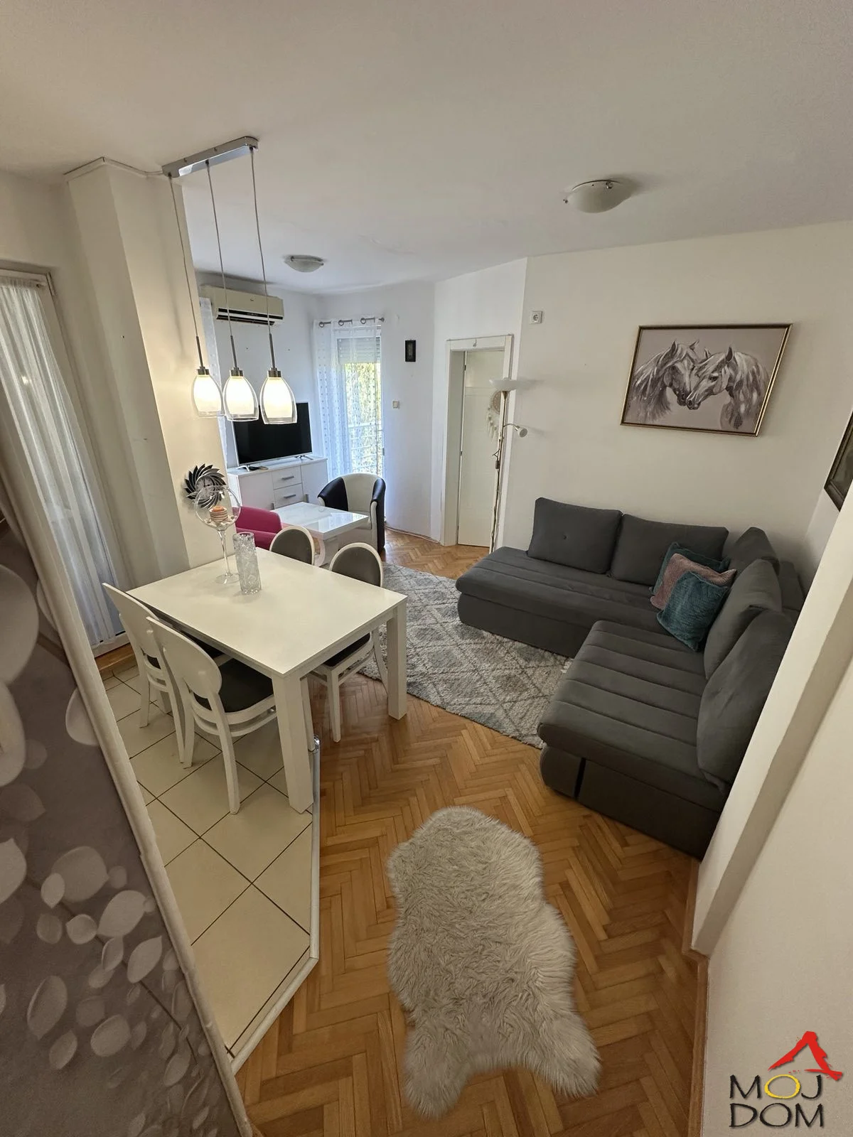 Na prodaju je lep i funkcionalan jednoiposoban stan površine 36 m², smešten na drugom spratu zgrade novije gradnje sa liftom, u naselju Šarengrad. Stan je namešten i odmah useljiv, sa veoma praktičnim rasporedom prostorija koji omogućava maksi