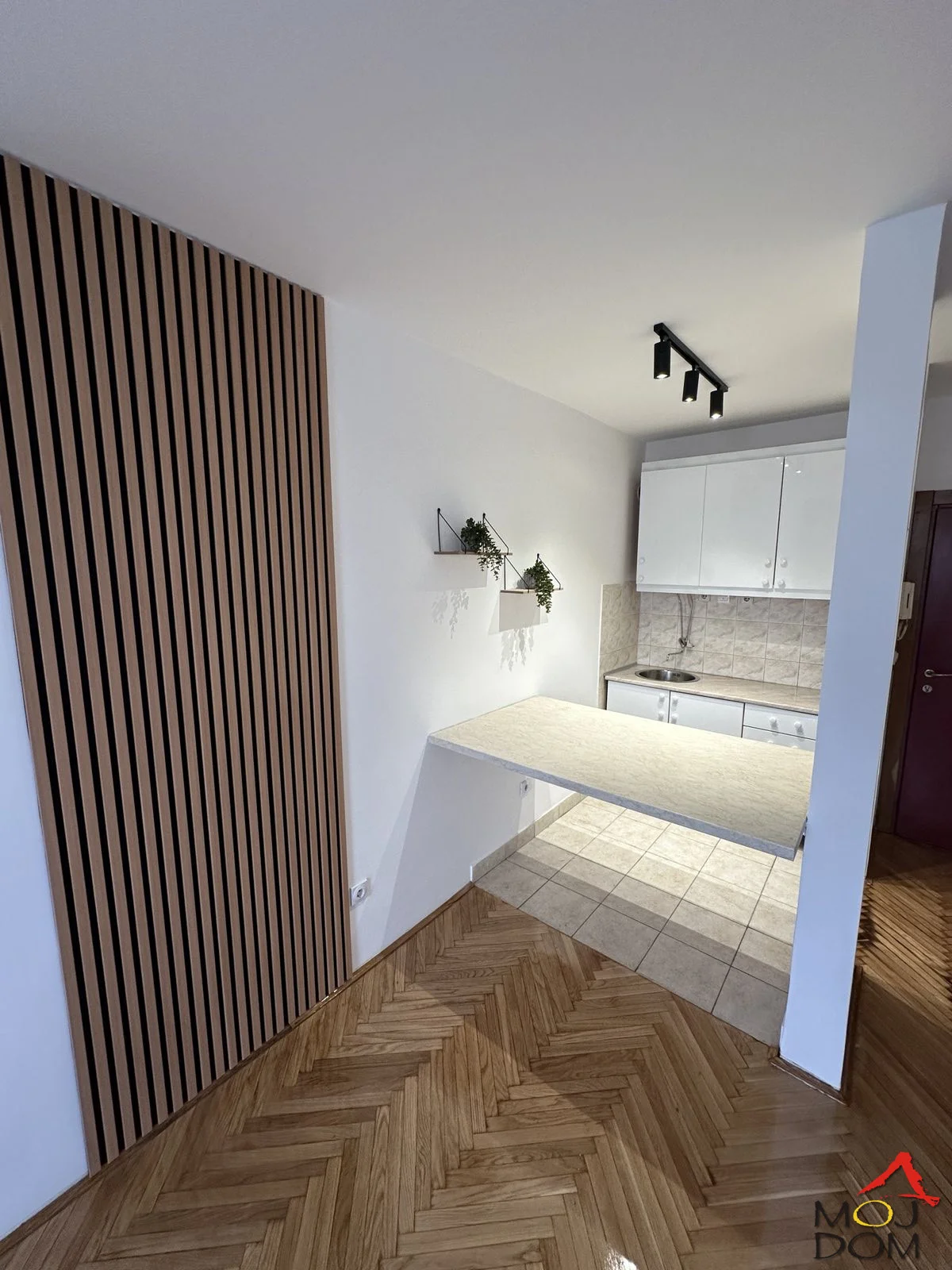Jednoiposoban stan na Bulevaru oslobođenja – 35 m², II sprat, lift
Prodaje se funkcionalan jednoiposoban stan površine 35 m², smešten na drugom spratu zgrade sa liftom, na veoma traženoj lokaciji na Bulevaru oslobođenja u Novom Sadu.

Stan j