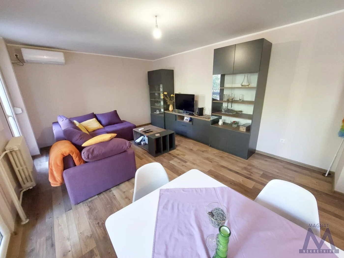Novi Sad - Novo naselje, prodaje se odličan dvosoban stan od 53m2, renoviran, uknjižen i odmah useljiv. 
Stan se sastoji od hodnika, velike dnevne sobe sa kuhinjom i trpezarijom, spavaće sobe, kupatila i terase sa ostavom.

Stan je kompletno renov