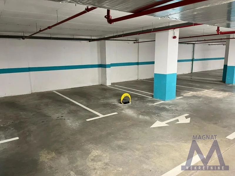 Novi Sad,  AVENIJA GARDEN RESIDENCE - IZDAJU SE 2 GARAŽNA MESTA!
U novoj zgradi kod kružnog toka, u neposrednoj blizini ulice Cara Dušana i Bulevara Evrope, izdaju se dva garažna mesta. Mogu se iznajmiti i odvojeno, nije uslov da se iznajme oba. 