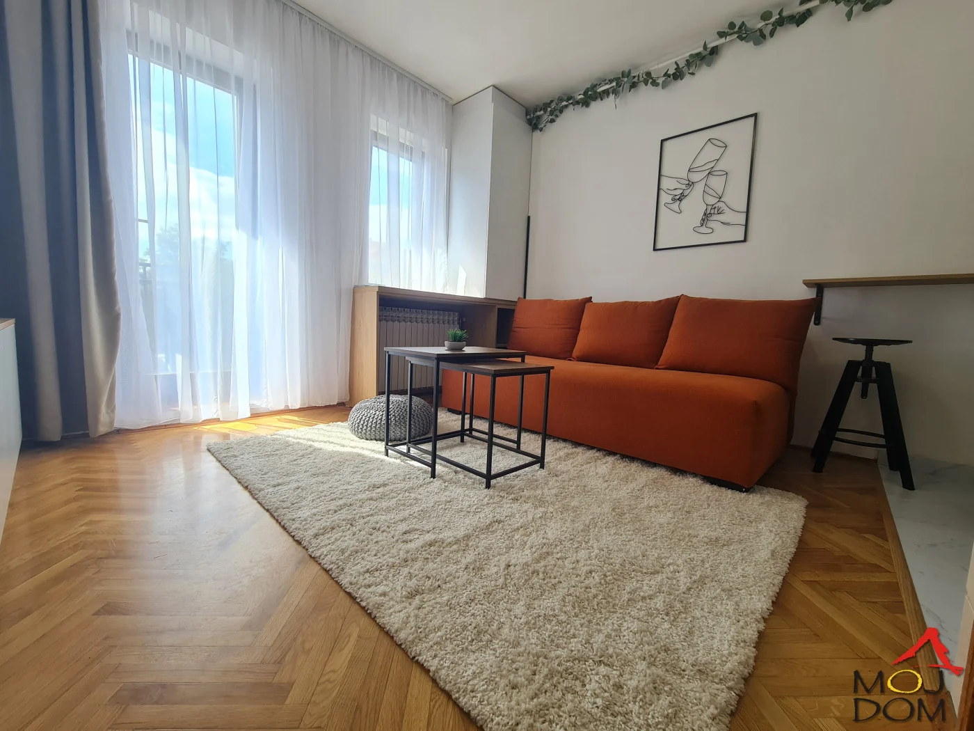 NOVO RENOVIRANA I ODLIČNO OPREMLJENA GARSONJERA NADOMAK SAJMA I BANATIĆA – SPREMNA ZA NOVOG VLASNIKA

Na prodaju je potpuno renovirana i pažljivo uređena garsonjera površine 23 m², smeštena na trećem spratu zgrade sa liftom, na atraktivnoj 