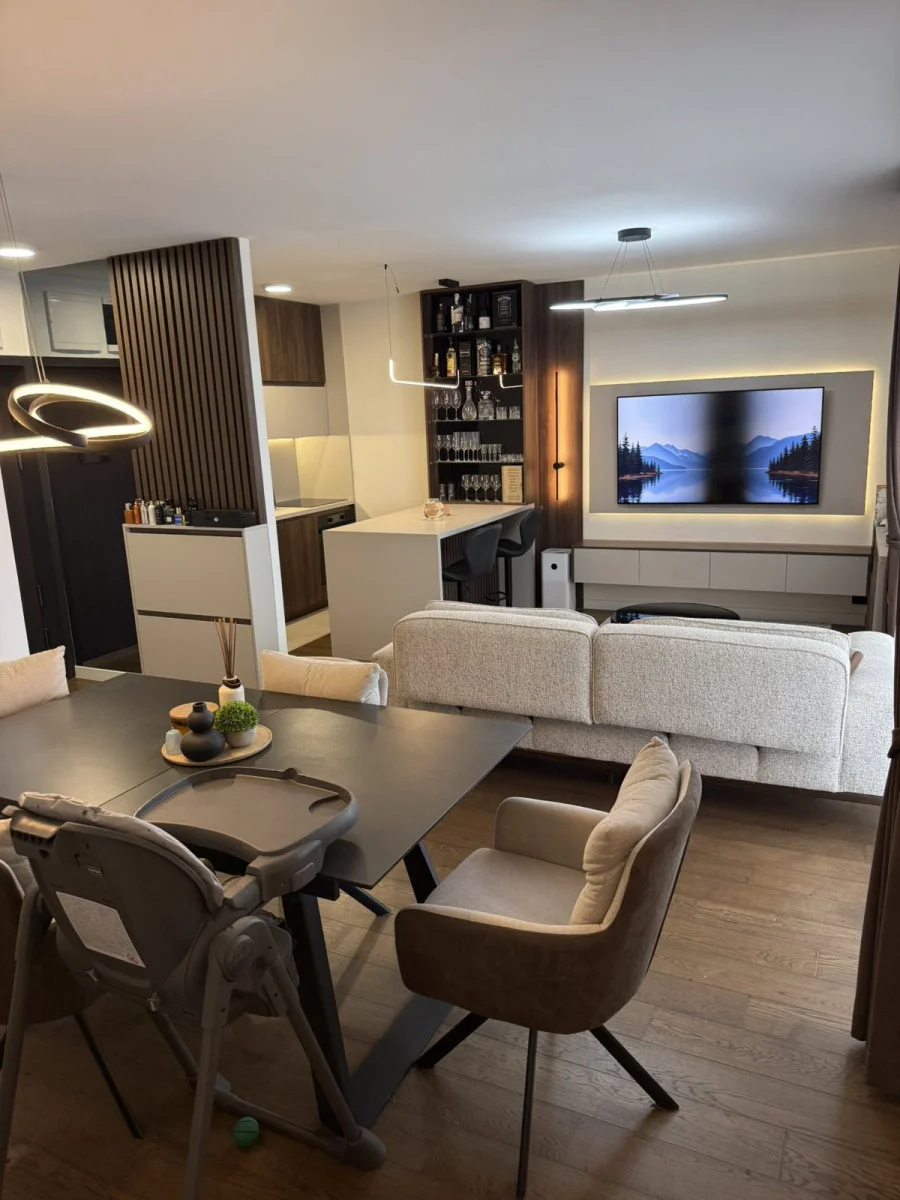 Novi Sad,Novo Naselje, nov i komplet opremljen duplex - trosoban stan&nbsp; , stvari su nove i još uvek pod garancijom.