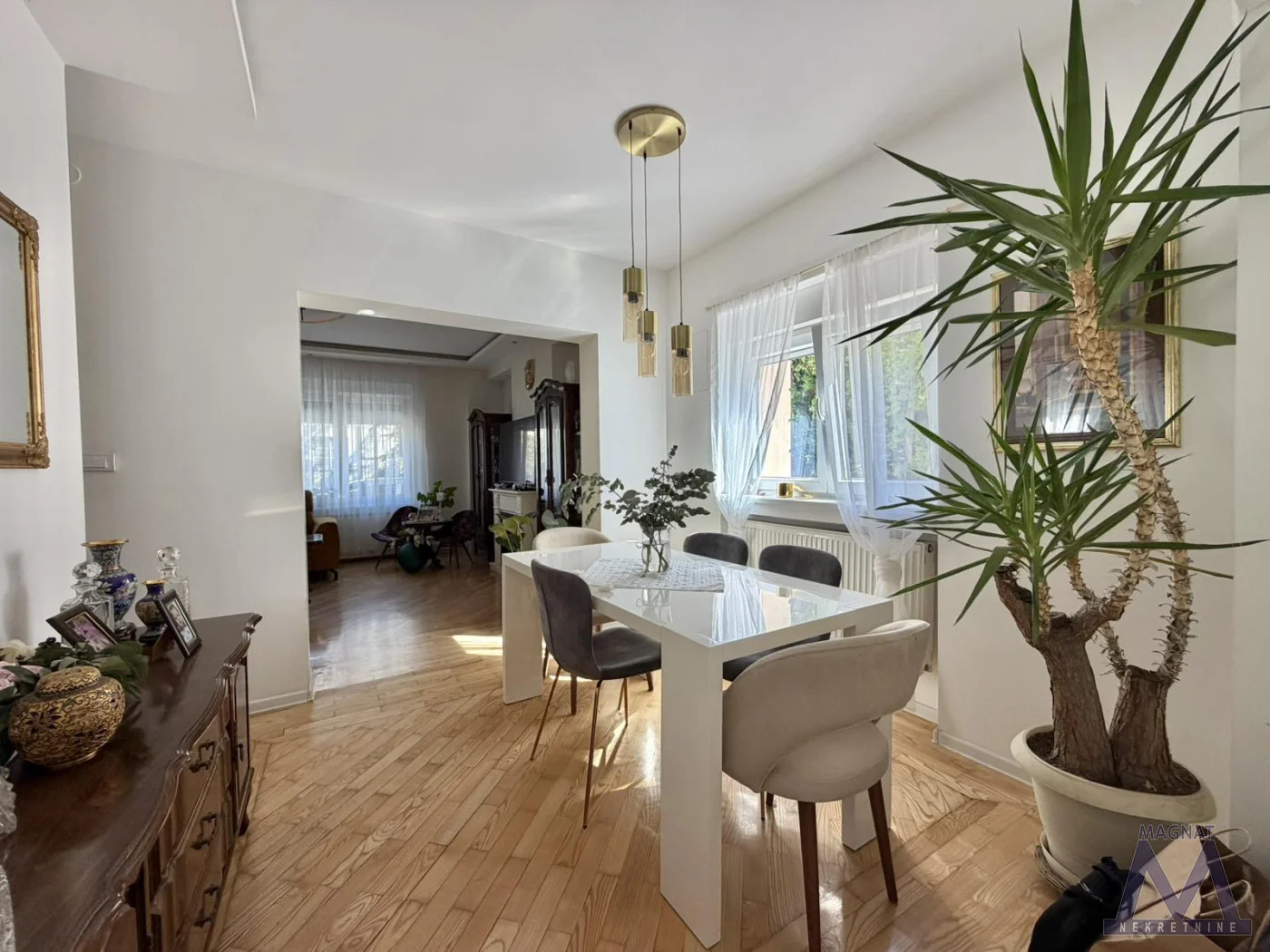 Novi Sad, Telep. TROSOBAN STAN U KUĆI SA DVORIŠTEM 120m2! Stan se nalazi u vrlo lepoj i održavanoj kući, u prizemnom delu. Uknjižen je kao stan 1/1 bez tereta i ima sopstveni ulaz i dvorište. Površine je 79m2 i u osnovi je trosoban. Sastoji se